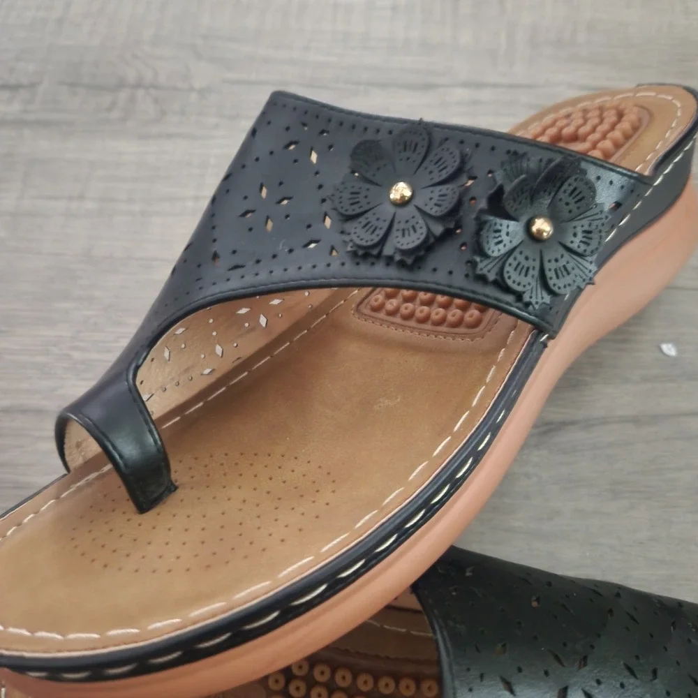 Aomigoot Black Floral‎ Laser Cut Toe Loop Wedge Sandals Size 42 Comfort Slides